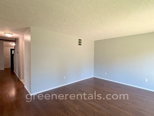 Building Photo - 3BD/1.5BA in Desired West Olympia Location
