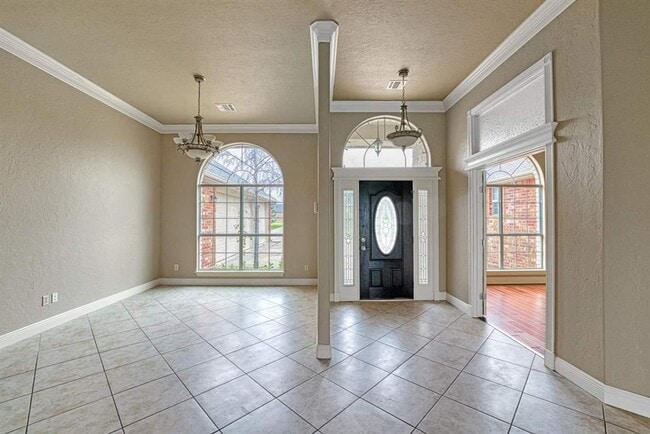 Building Photo - Amazing Home in Desirable Location