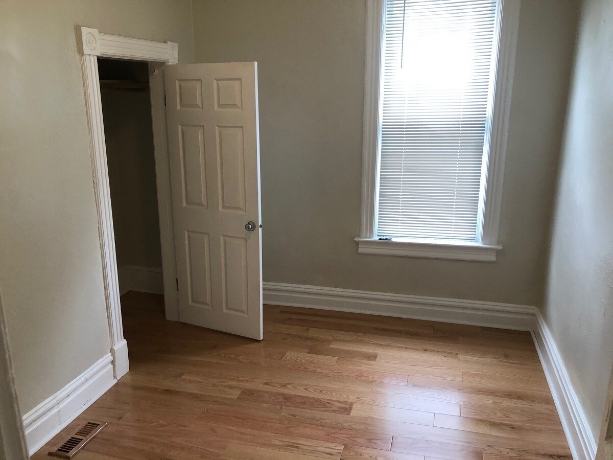 Building Photo - 694 6th St E