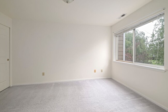 Building Photo - 3 Bedroom and 2.5 Bath Townhouse