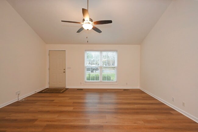 Building Photo - Car-free convenience! Modern 3 Bed Home Minutes from Downtown Gallatin