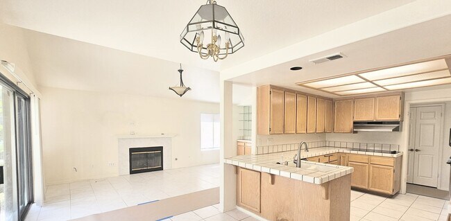 Building Photo - Gorgeous Single Story Home- Huge Back Yard...