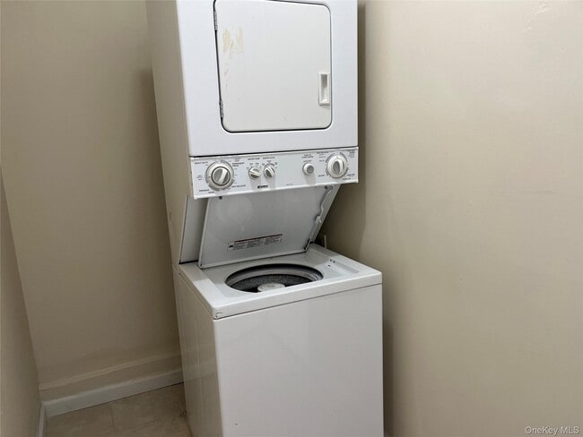 Building Photo - 400 Jericho Tpke