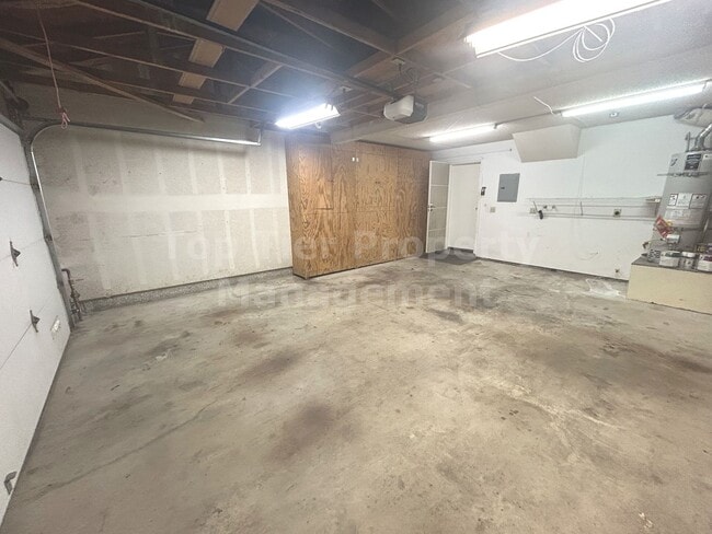 Building Photo - ***Charming 3 bed / 2.5 bath / 1,501 sqft ...