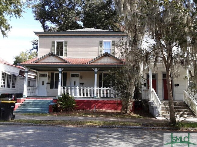 Building Photo - 210 E 40th St