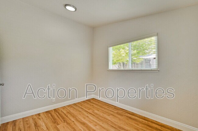 Building Photo - 1125 Burgoyne St