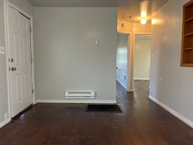 Building Photo - Charming 2 Bedroom