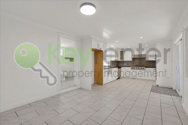 Building Photo - 4404 Lantana Ave