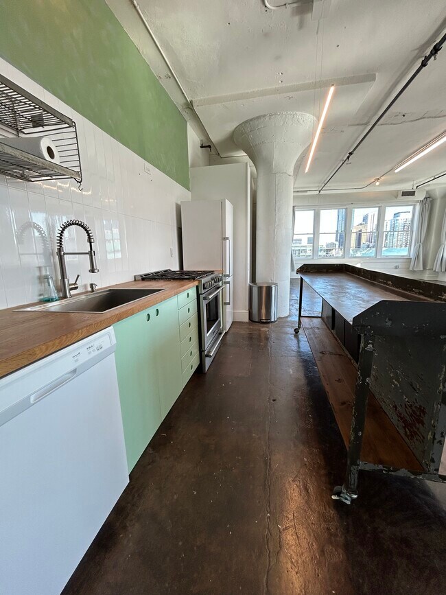 Building Photo - 426 Marietta St NW