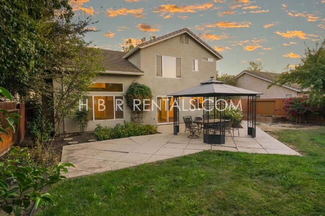 Building Photo - Bright Craftsman-Style 4 Bedroom Home in Q...
