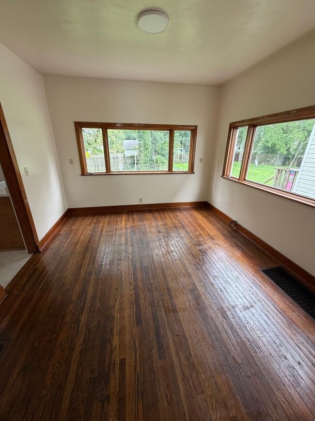 Building Photo - 307 Poplar St