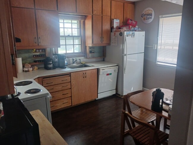 Building Photo - 108 N Russel (Sublease) "Flexible Move in ...
