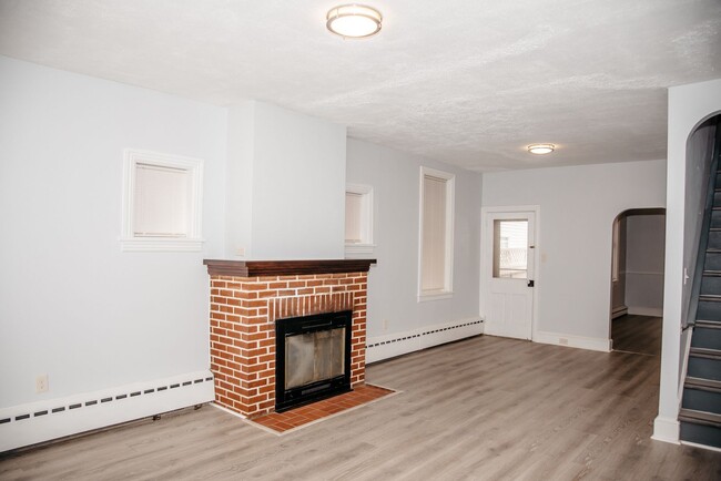 Building Photo - 154 S 8th St