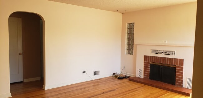 Building Photo - 901 Country Club Ave