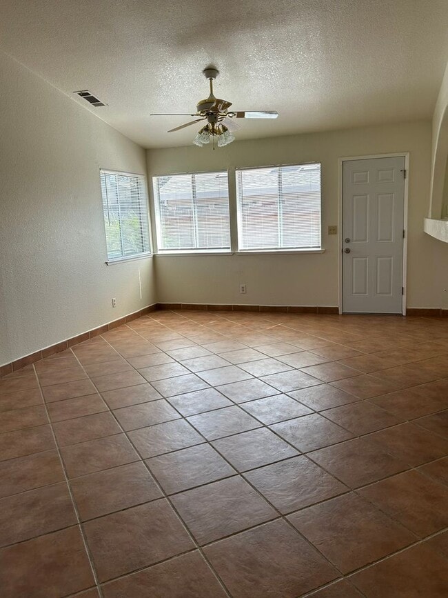 Building Photo - Beautiful 3 bedroom Home. 1st Month Free with 1 year Lease!