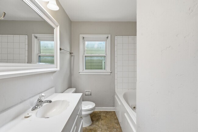 Building Photo - 45 E 51st Pl