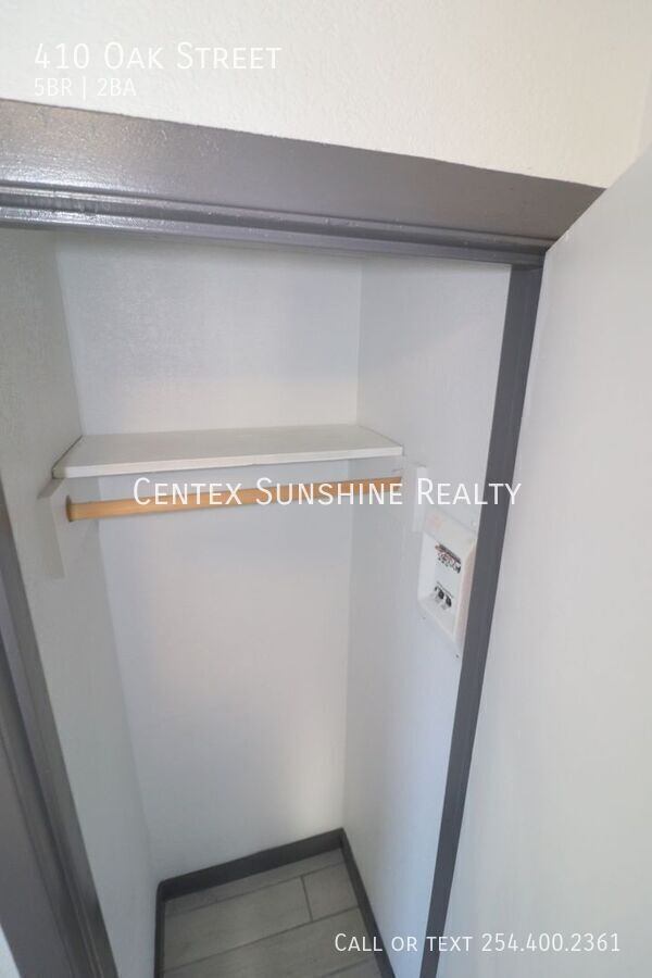 Building Photo - 410 Oak St