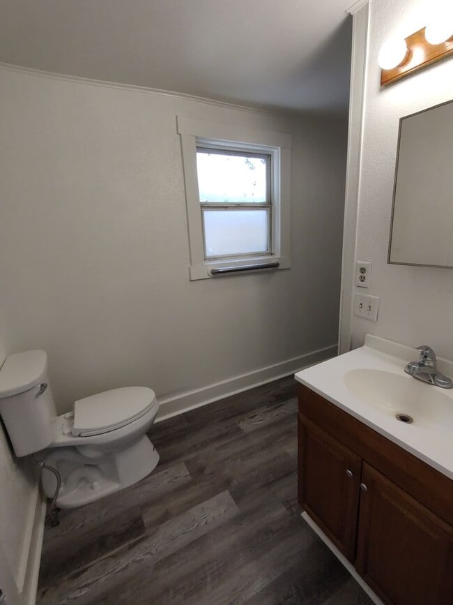 Building Photo - 2 Bedroom 1 Bath Newly Remodeled House