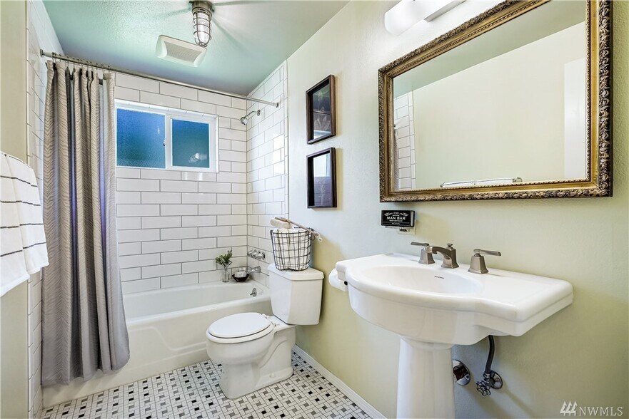 full bath - 1307 Cypress Ln