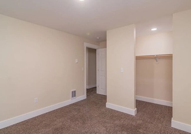 Building Photo - 4 Bed, 2 Bath Duplex Next to EWU!