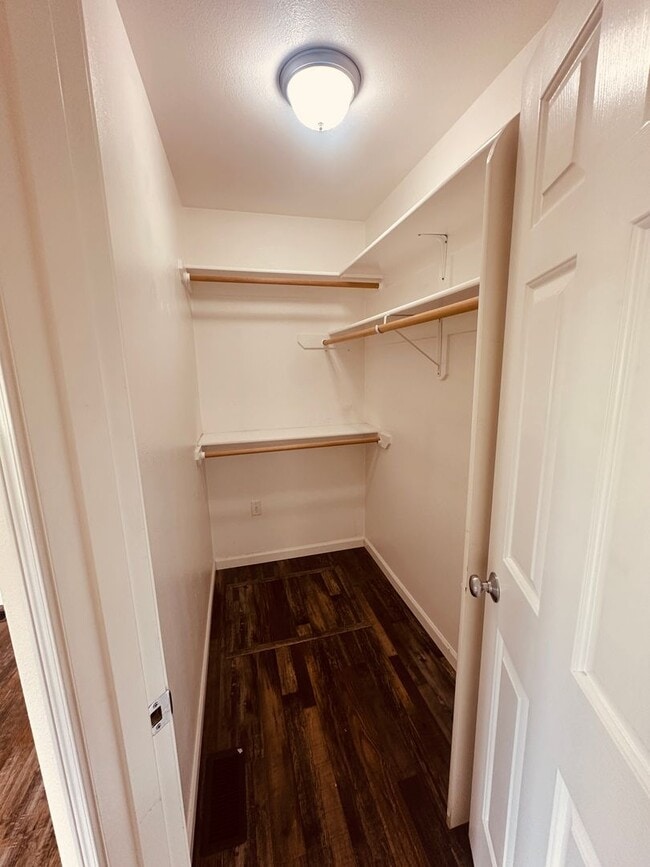 Building Photo - Beautiful mountain views! 3 bed 2 bath 2 c...
