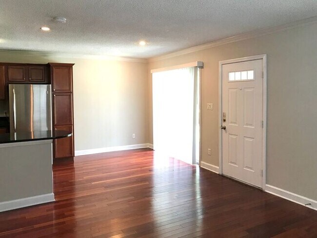 Building Photo - Beautiful 2/2 Condo with Water and Full Se...