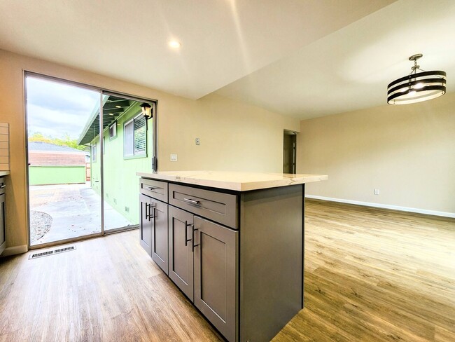 Building Photo - 3 Bedroom in Santa Rosa with Air Conditioning