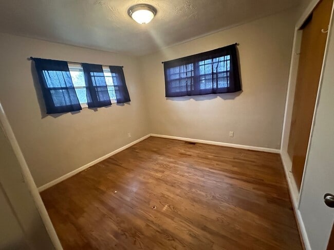 Building Photo - MIDTOWN 3 Bdrm House, All Appliances incl ...