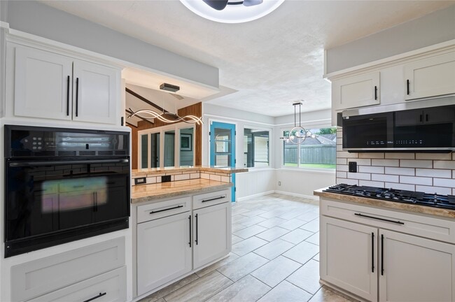 Building Photo - 4034 Shady Springs Dr