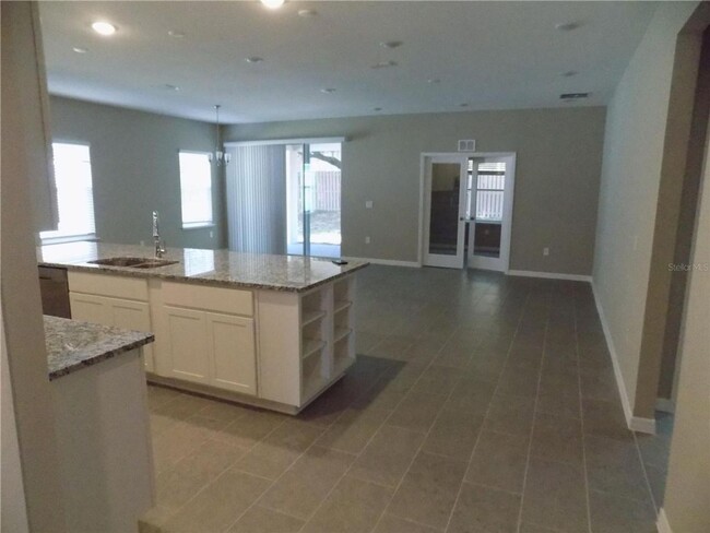 Building Photo - LOOKS LIKE BRAND NEW. 3 BEDROOM, 2 BATH, 2...