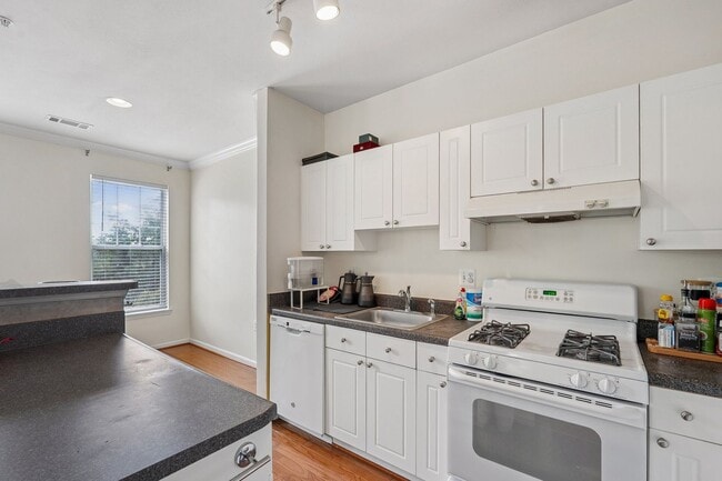 Building Photo - Stylish 3-Level Condo with Garage in Prime...