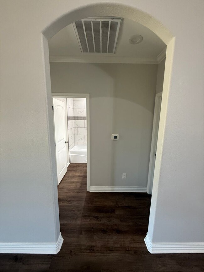 Building Photo - Modern 3-bed/2-bath!