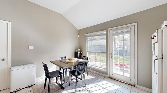 Building Photo - 806 Azalea Ct