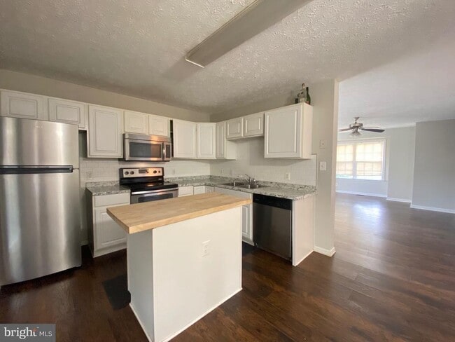 Building Photo - 600 Kensington Dr