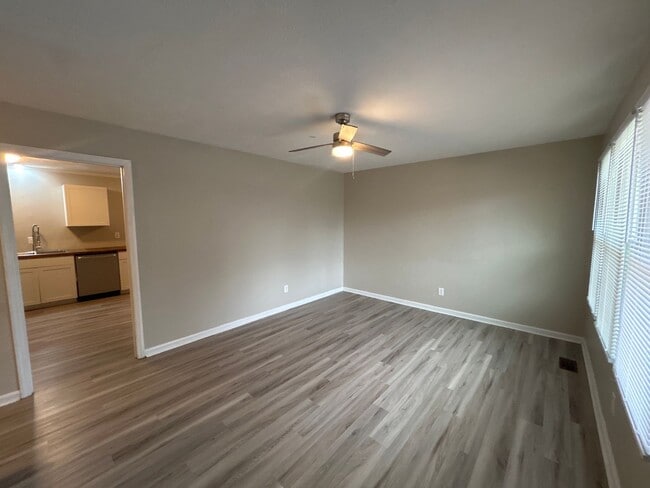 Building Photo - NEW LISTING!!!!!