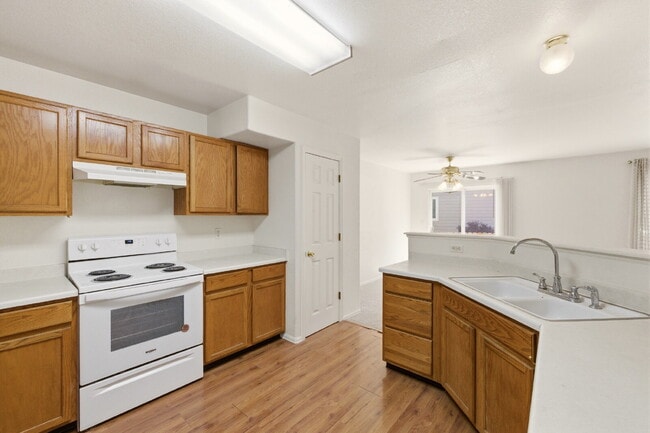 Building Photo - Very Nice 2 Bedroom, 2 1/2 Bath Townhome in Quail Run! Community Pool & Tennis Courts! Minutes To...
