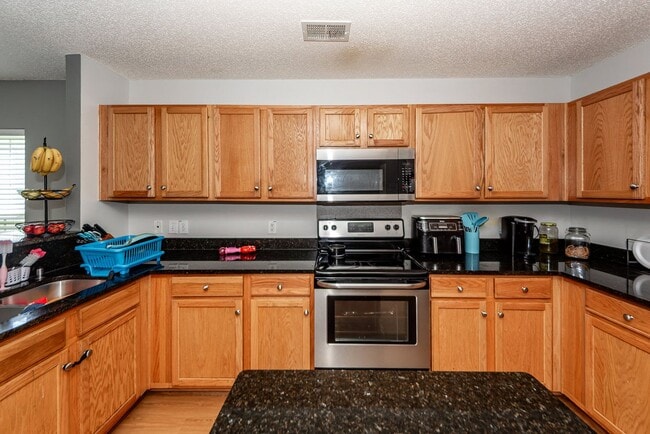 Building Photo - 5 Bedroom 3 Bath Home in Moss Grove Planta...