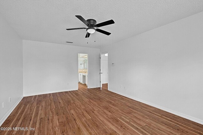 Building Photo - 8426 Country Bend Cir W