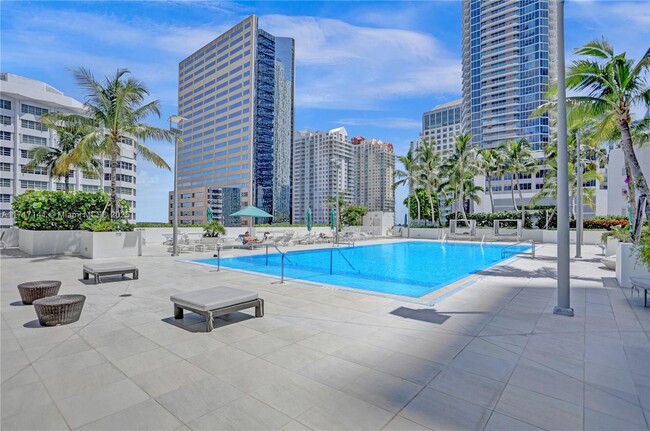 Building Photo - 950 Brickell Bay Dr