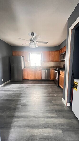 Building Photo - 215 Bower St