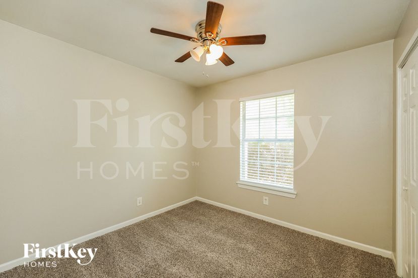 Building Photo - 523 Pinehurst Blvd