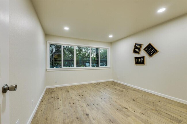 Building Photo - 8888 Tallwood Dr