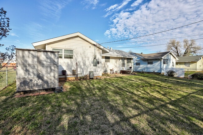 Building Photo - 1520 Brookdale Dr