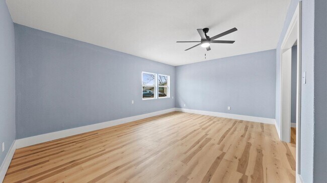 Building Photo - 1112 Village Green Dr