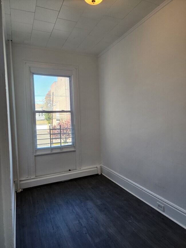 ROOM 4 - 247 Mount Prospect Ave