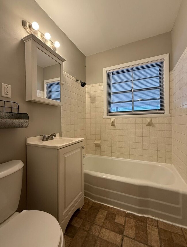 Building Photo - Quiet Cul-de-Sac Living in Council Bluffs