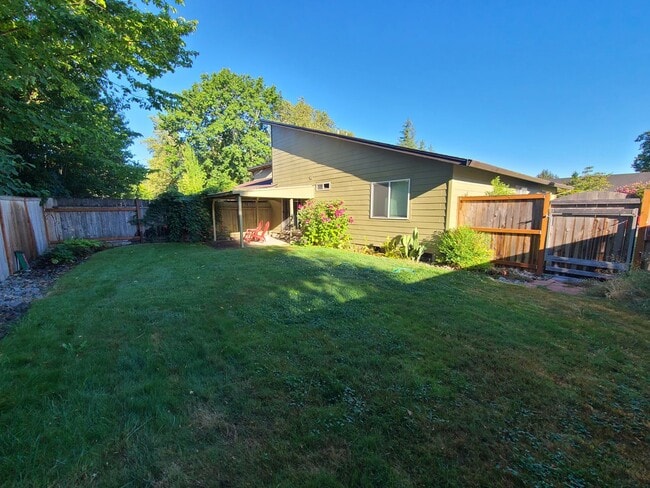 Building Photo - 1590 SW Harbor Dr