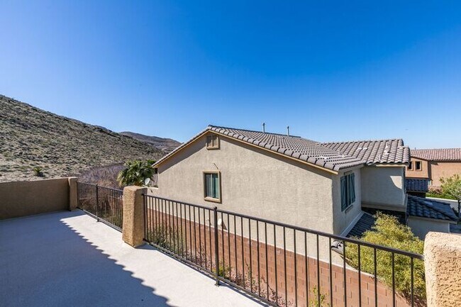 Building Photo - Beautiful Next-Gen Home with Private Entry Suite & Spacious Backyard * MOVE IN SPECIAL*