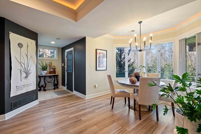 Building Photo - Fully-Furnished Luxurious Home in Nevillewood