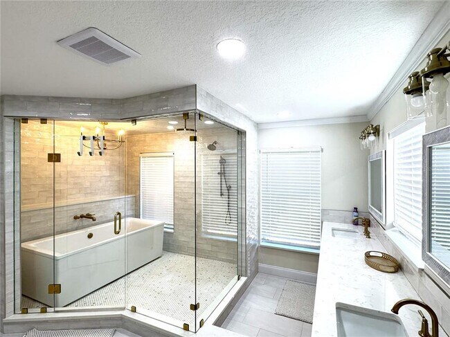 Building Photo - 1004 SE 5th Ave